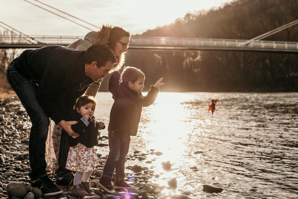 Photographe famille à Pau, photo prise au bord du gave à Laroin artix lescar