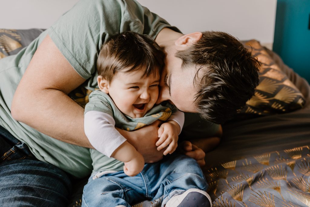 Papa et bébé - séance photo famille à domicile