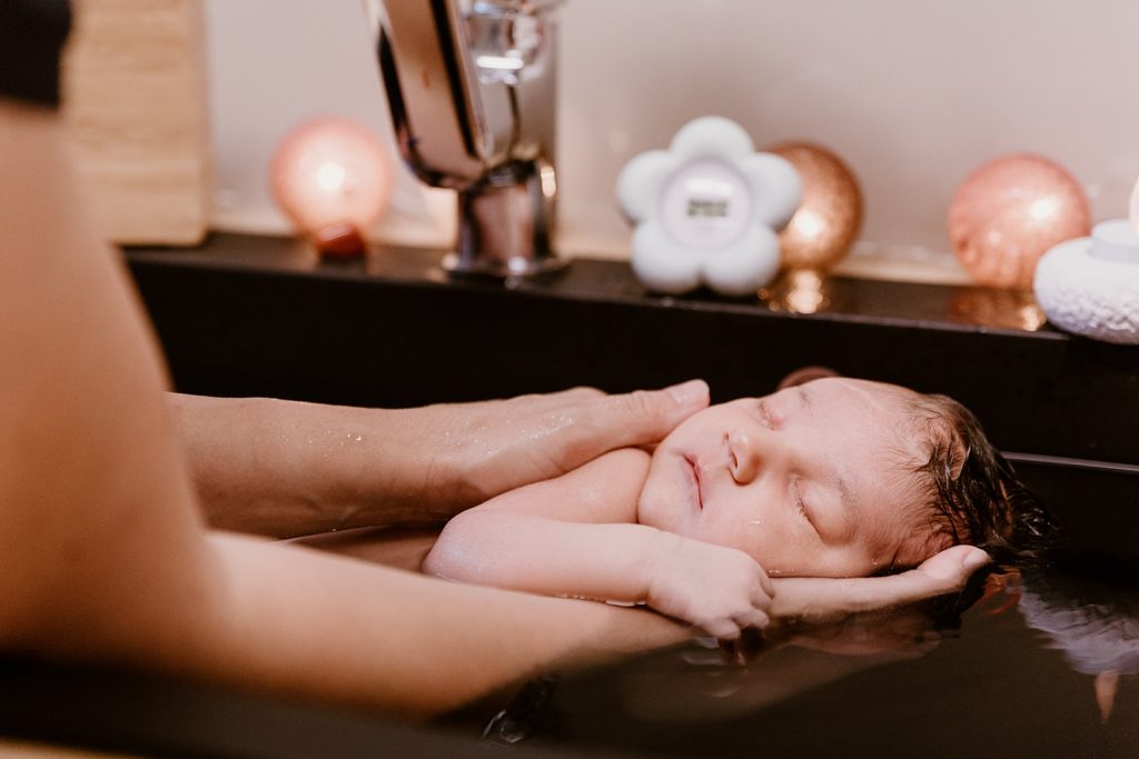 Bain nouveau-né à Pau avec séance photo