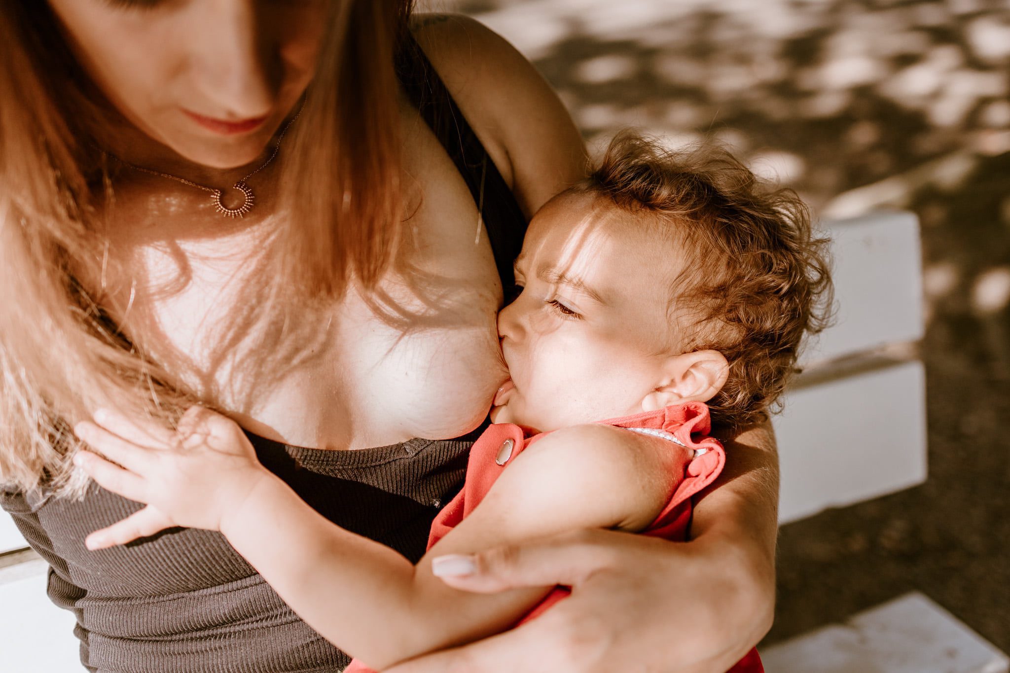 maman qui allaite son bébé sur un banc
