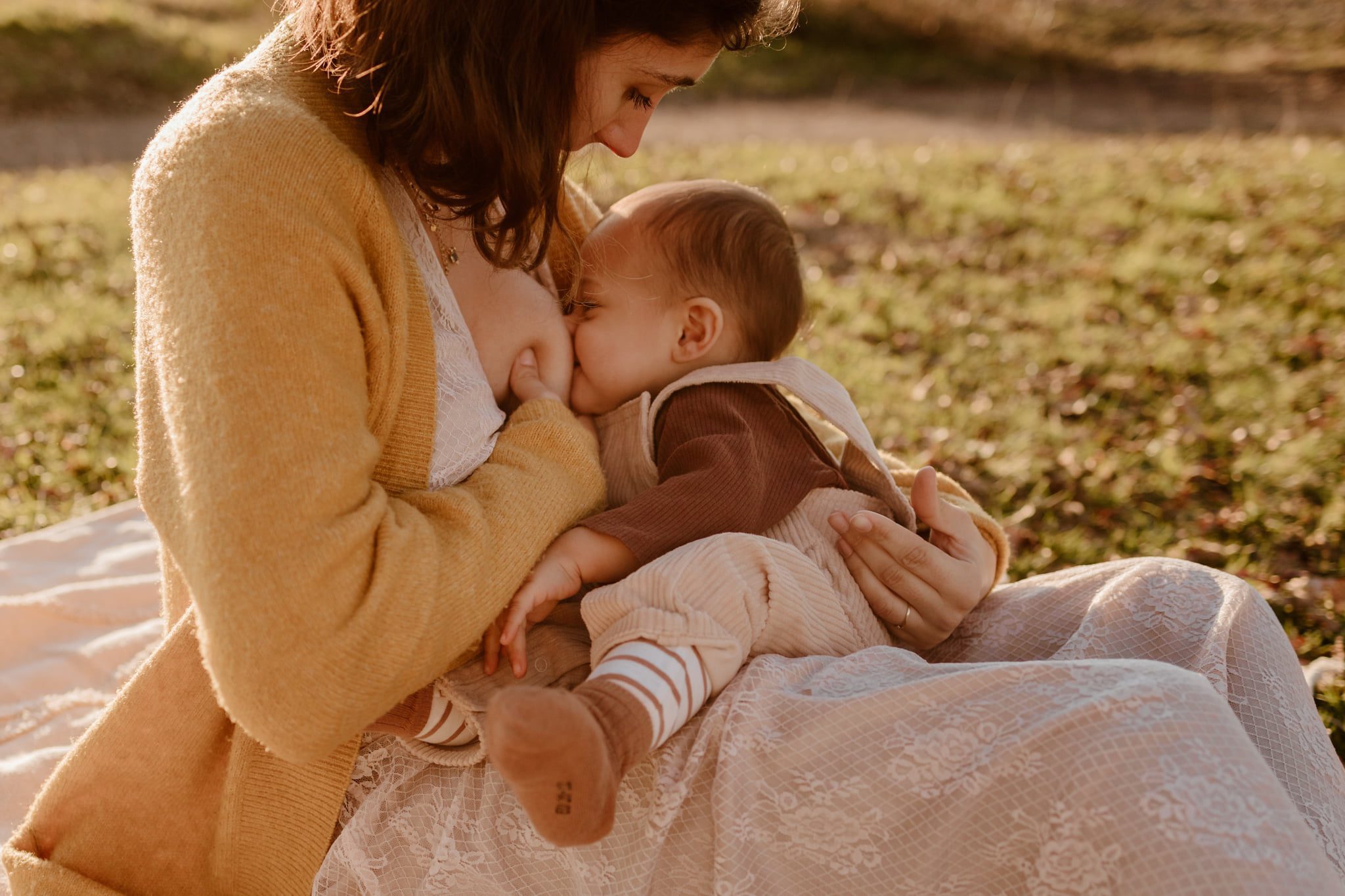 maman qui allaite son bébé dans la nature