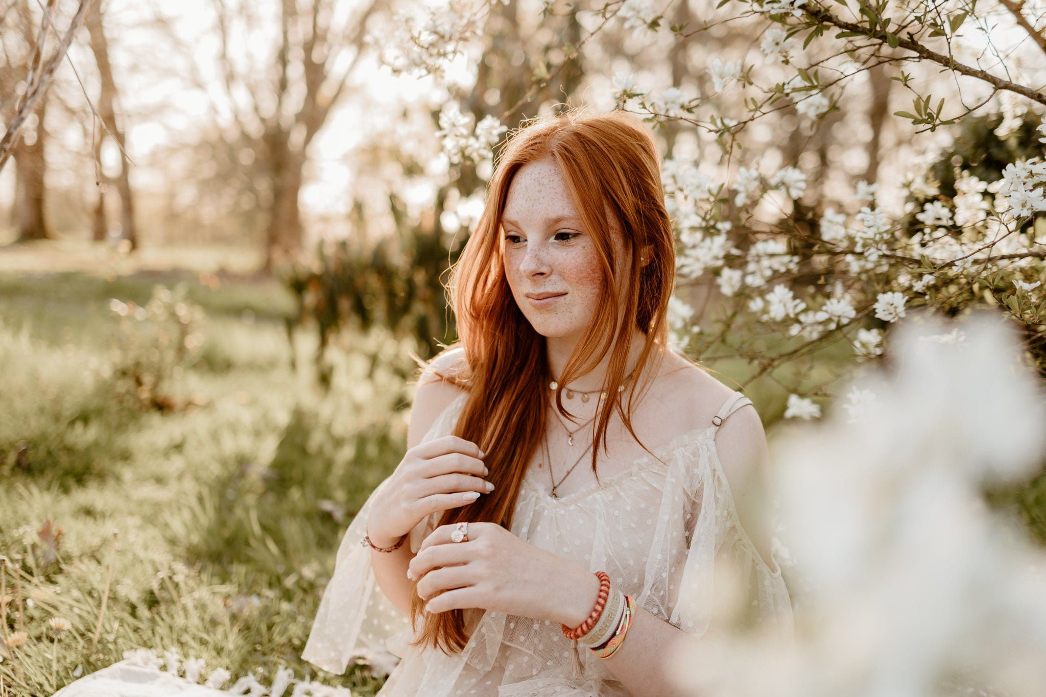 Jeune fille rousse au milieu de fleurs blanches - marine delforge photographe à Pau