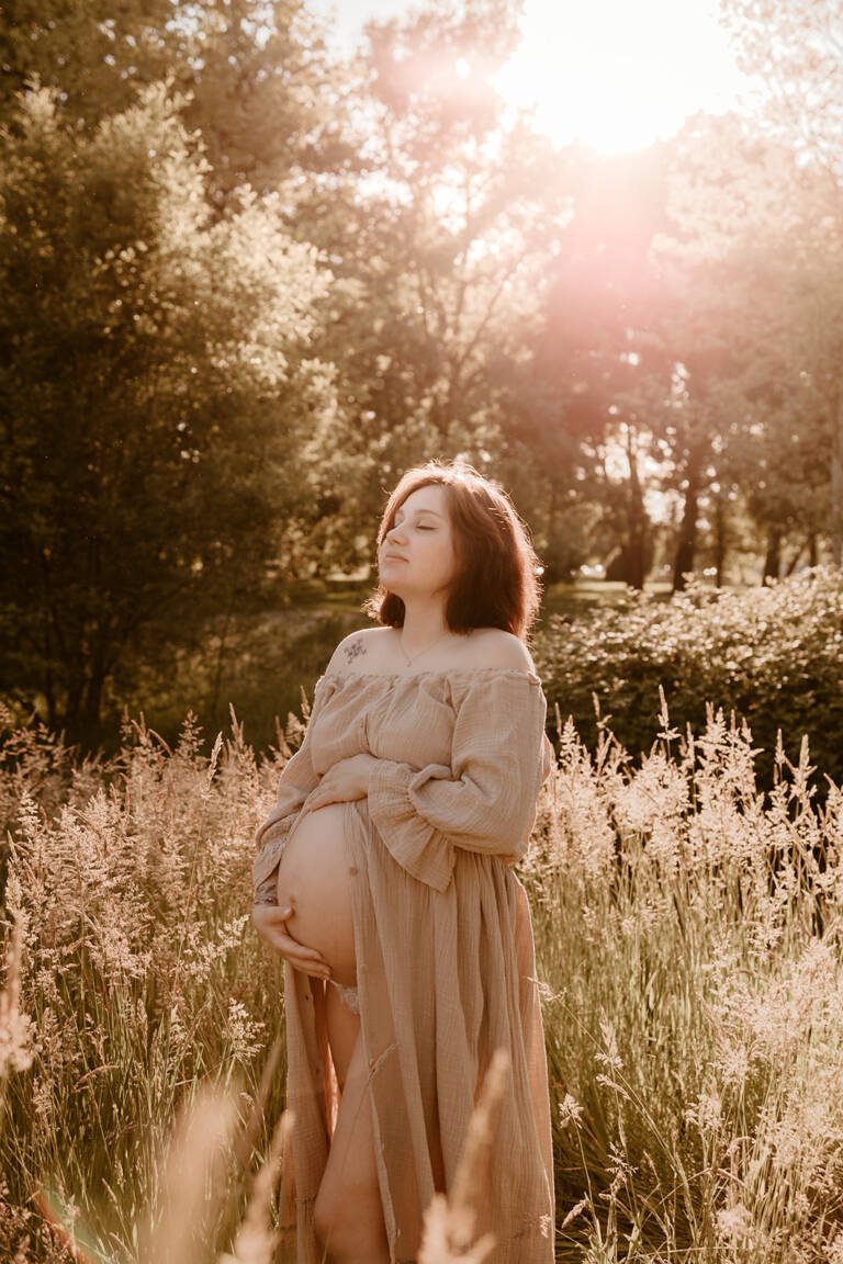 Portrait d'une future maman par Marine Delforge, photographe à Pau