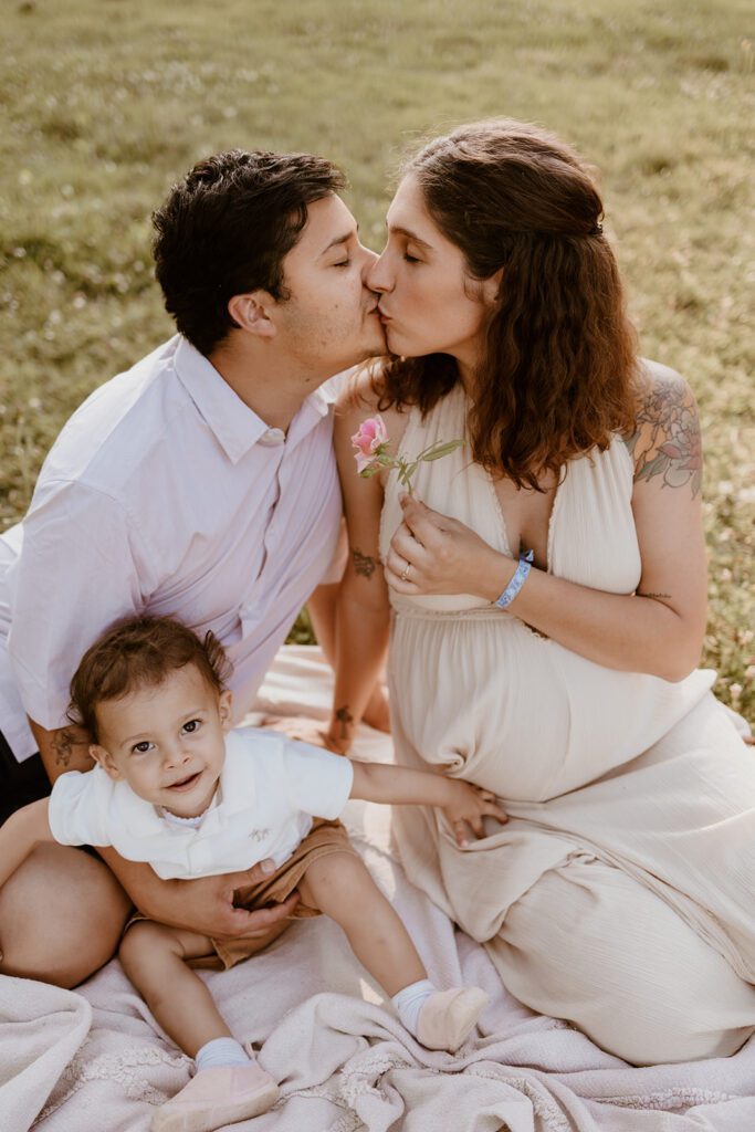 Séance photo grossesse en famille avec un petit garçon de 18 mois par Marine Delforge photographe à Pau