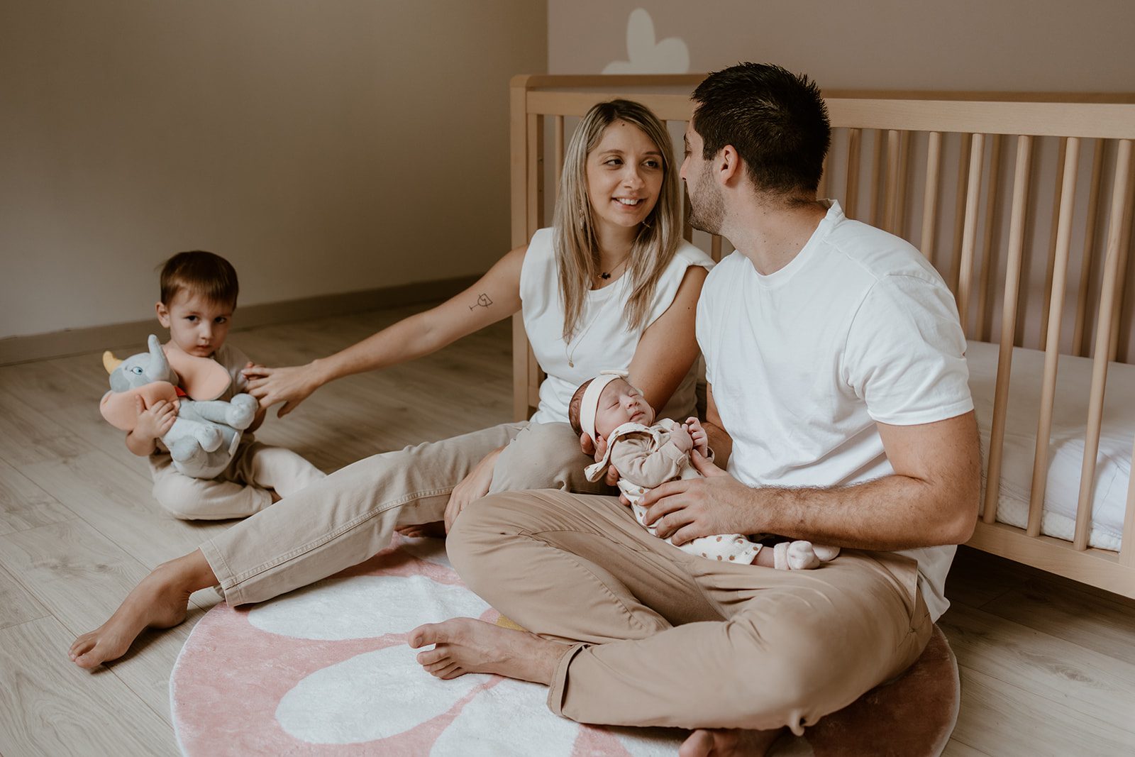 Séance photo naissance nouveau-né à domicile -photo de famille par marine delforge