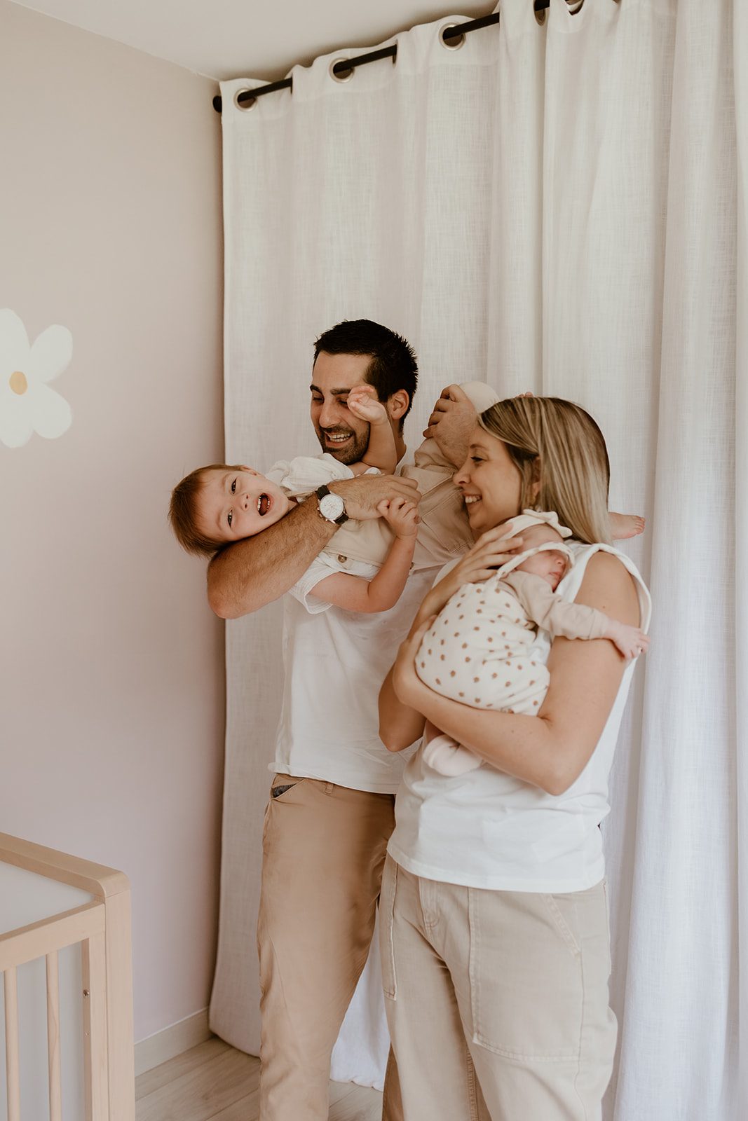Séance photo naissance nouveau-né à domicile -photo de famille par marine delforge