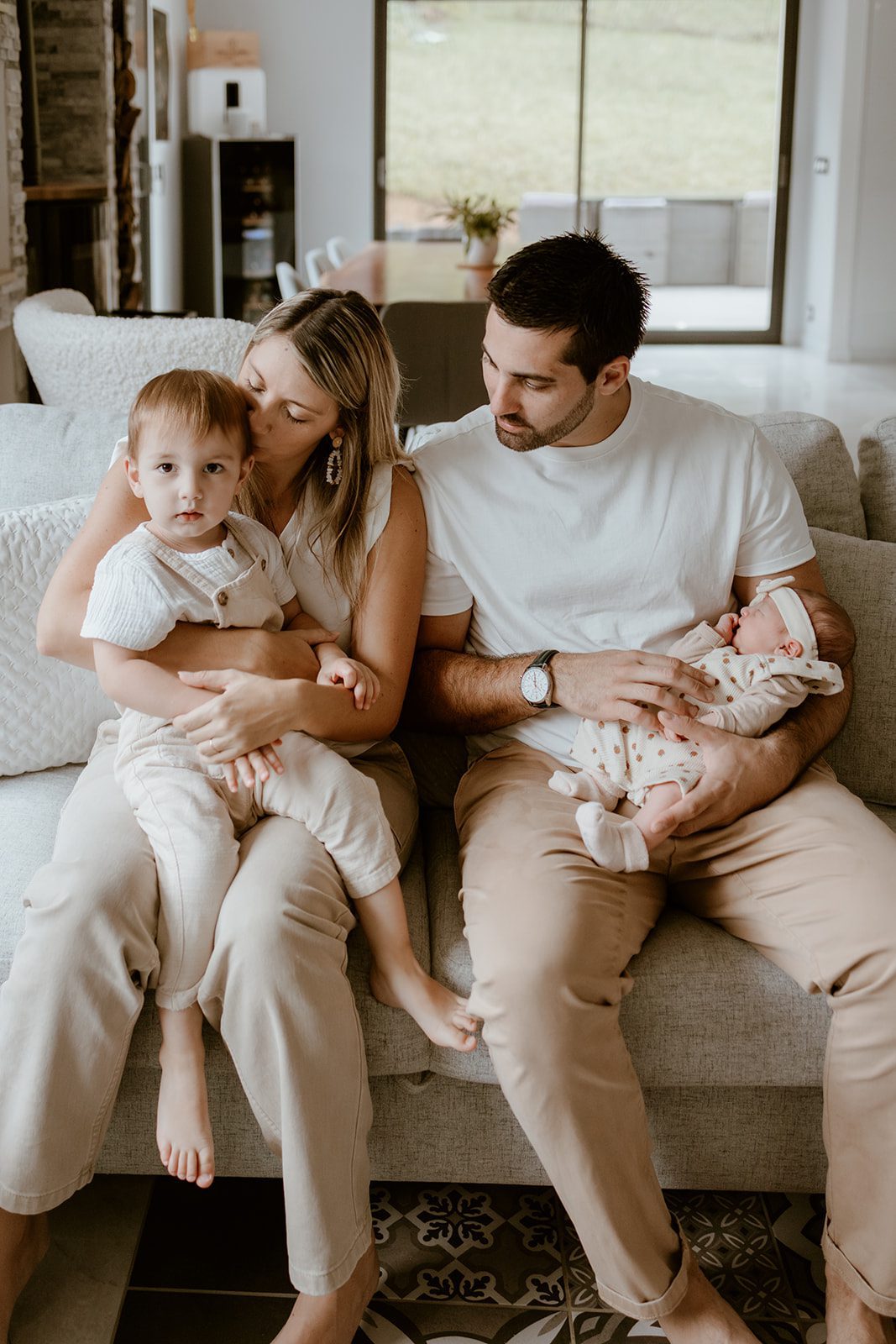 Séance photo naissance nouveau-né à domicile -photo de famille par marine delforge