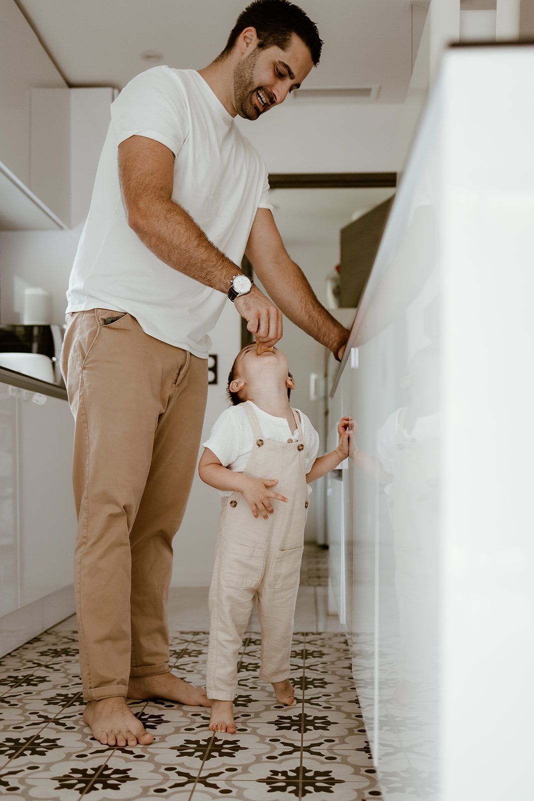Séance photo naissance nouveau-né à domicile -le papa et le grand-frère par marine delforge