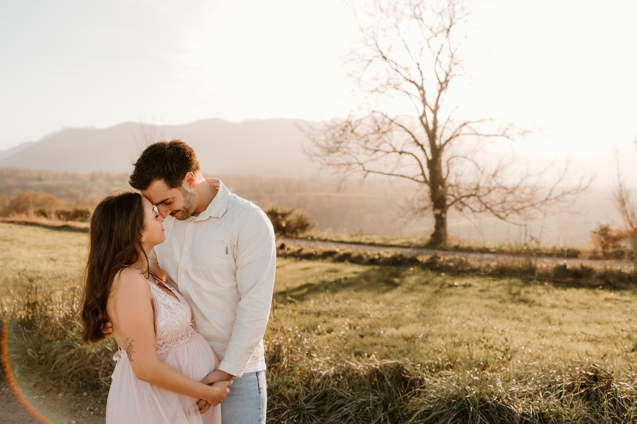 séance photo grossesse d'une jeune couple avec vue sur les Pyrénées au soleil couchant