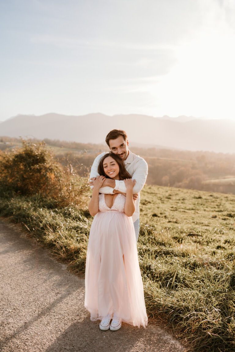 séance photo grossesse au pied des pyrénnées par Marine Delforge photographe à Pau