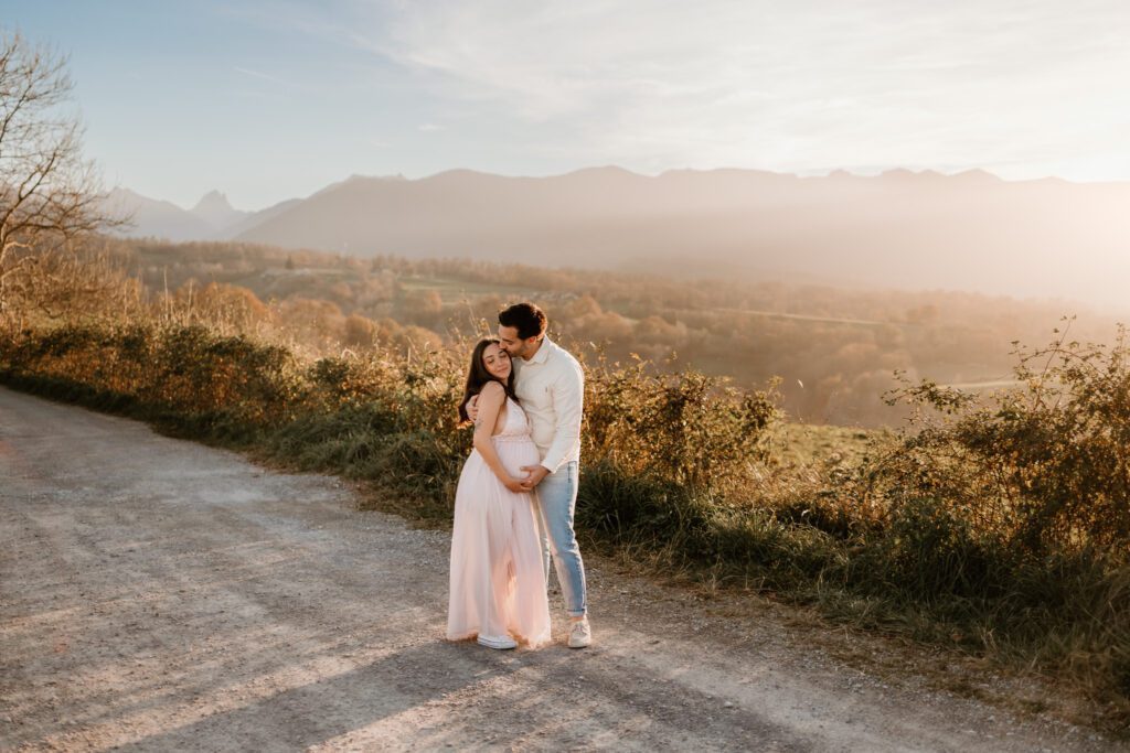 séance photo grossesse d'un jeune couple qui attend son premier enfant, face au pic du midi d'Ossau, par Marine Delforge photographe à Pau