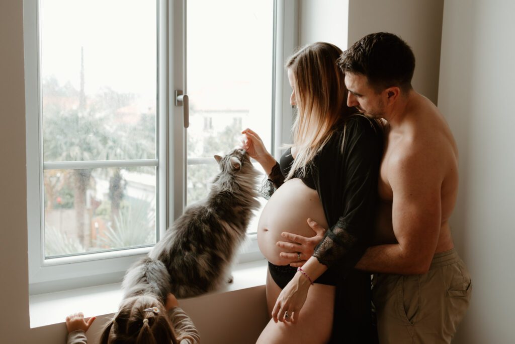 Séance photo grossesse intimiste à domicile par Marine Delforge photographe à Pau