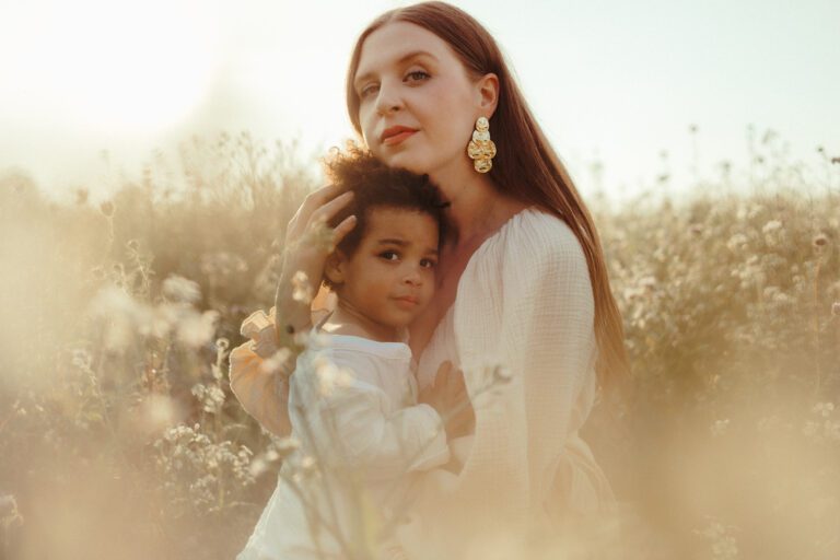 Marine Delforge photographe - séance photo mère-enfant dans un champs de fleurs au printemps