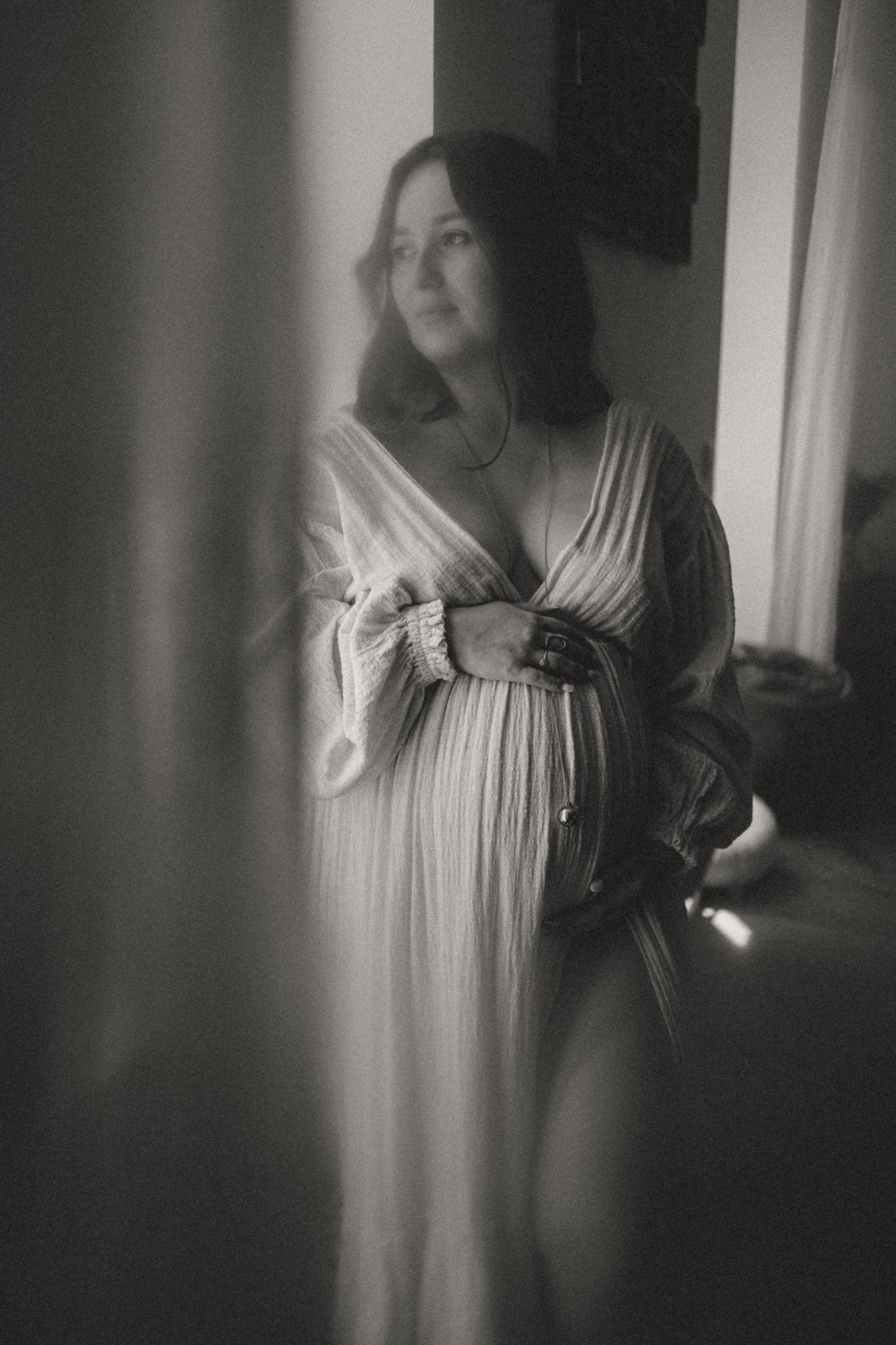 Séance photo grossesse intimiste à domicile par Marine Delforge photographe à Pau