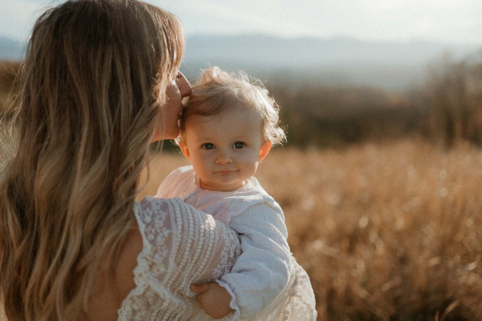 séance photo mère enfant Marine Delforge photographe. Une mère et son bébé photographiés sur les côteaux d'Aubertin, face à la vallée d'Ossau (Pyrénées)