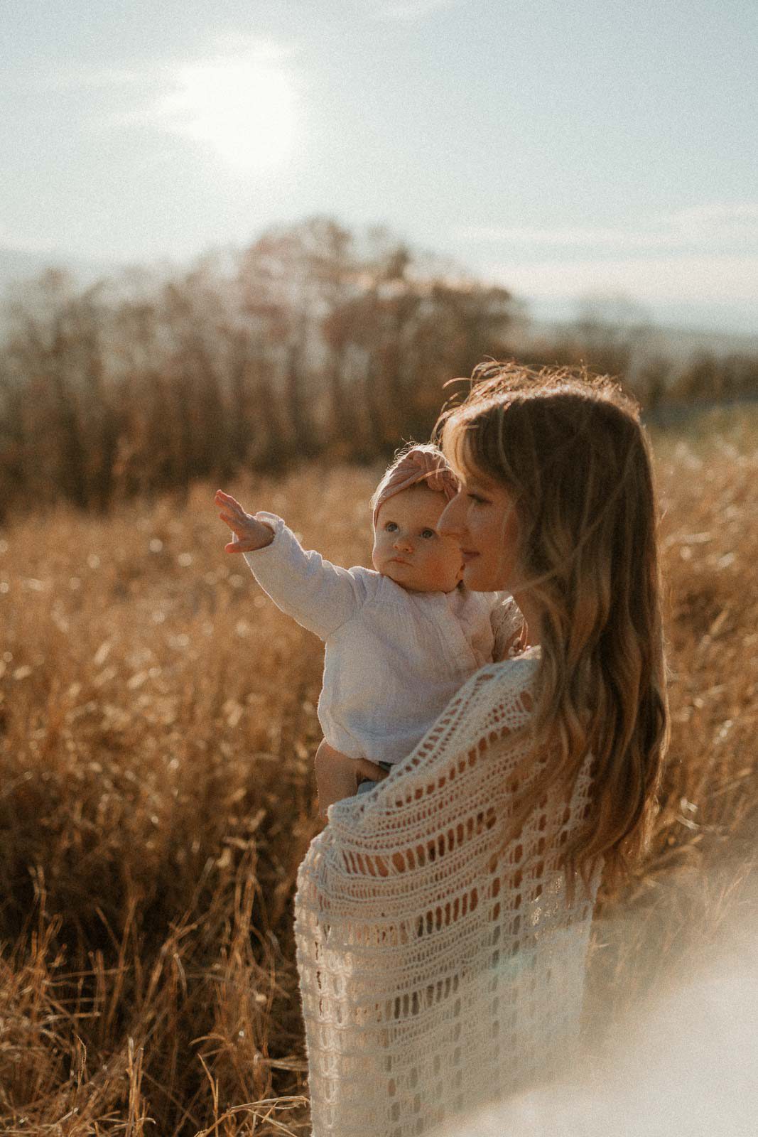 Séance photo mère-enfant dans les côteaux d'Aubertin, tout près de Pau. Une maman pose avec son enfant en regardant vers les Pyrénées. Photo de Marine Delforge, photographe famille à Pau (64)