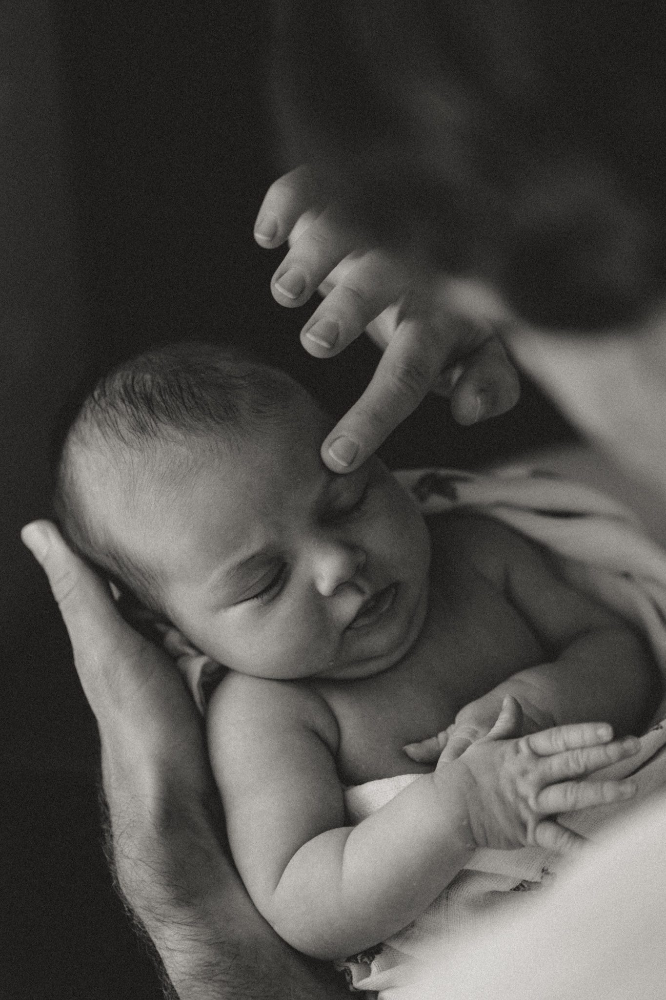 Portrait d'un nouveau-né par Marine Delforge photographe pau et béarn